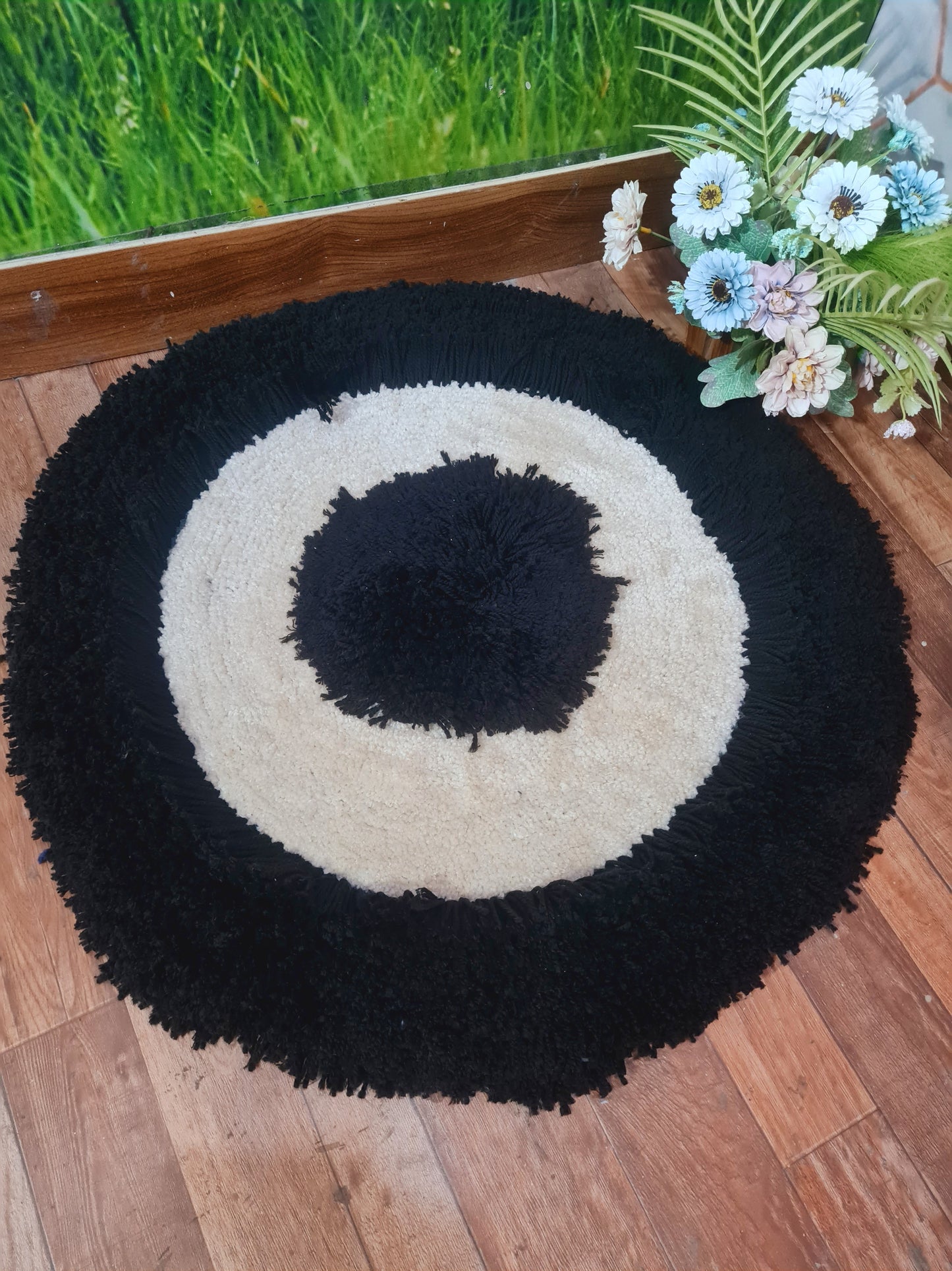 Long pile Round Carpet-Black & White